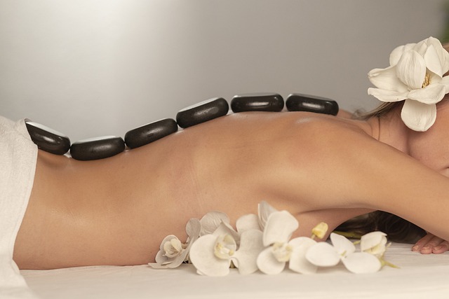 žena při relaxační masáži lávovými kameny